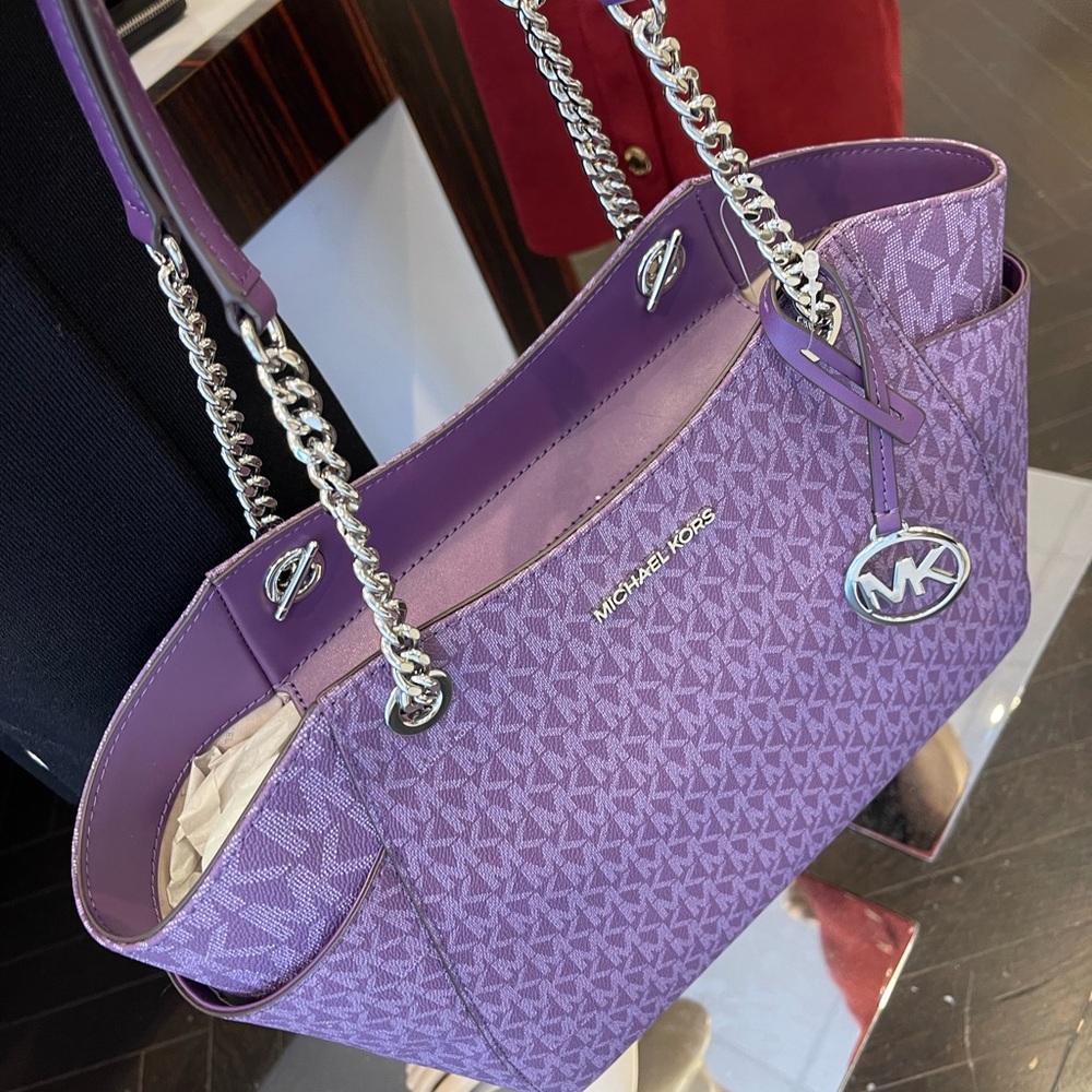 MICHAEL KORS
Jet Set Travel Lg Signature Chain Shoulder Tote
Dark Purple
NWT - Picture 16 of 16